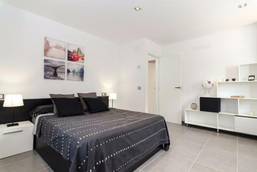 Lloret de Mar Villa Sleeps 9 Pool Wifi