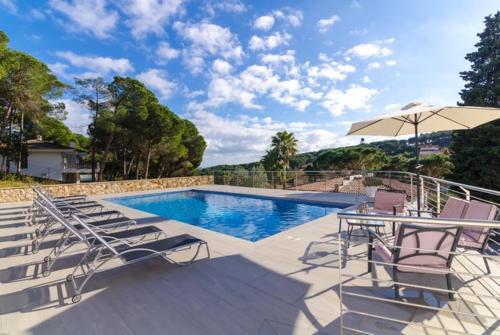 Lloret de Mar Villa Sleeps 9 Pool Wifi