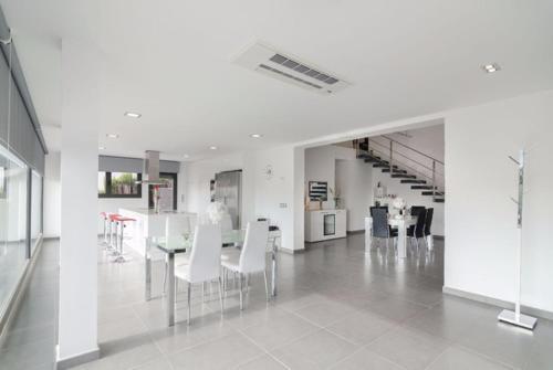 Lloret de Mar Villa Sleeps 9 Pool Wifi