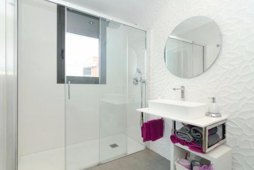 Lloret de Mar Villa Sleeps 9 Pool Wifi