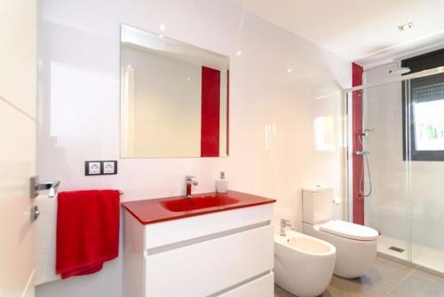 Lloret de Mar Villa Sleeps 9 Pool Wifi