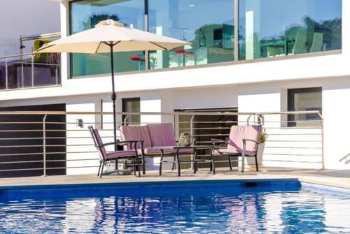 Lloret de Mar Villa Sleeps 9 Pool Wifi