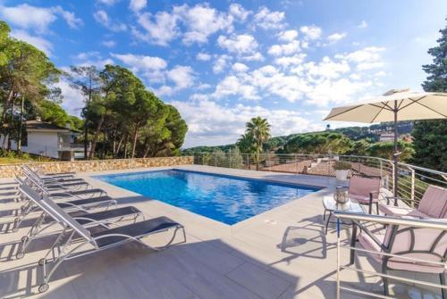 Lloret de Mar Villa Sleeps 9 Pool Wifi
