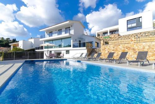 Lloret de Mar Villa Sleeps 9 Pool Wifi