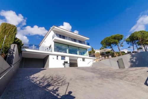 Lloret de Mar Villa Sleeps 9 Pool Wifi