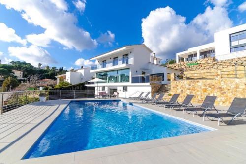 Lloret de Mar Villa Sleeps 9 Pool Wifi