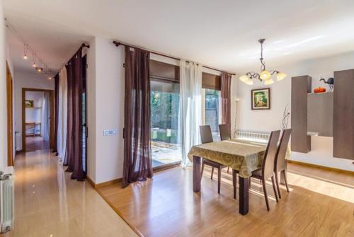 Lloret de Mar Villa Sleeps 6 Pool Air Con Wifi