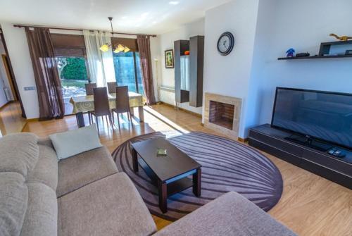 Lloret de Mar Villa Sleeps 6 Pool Air Con Wifi