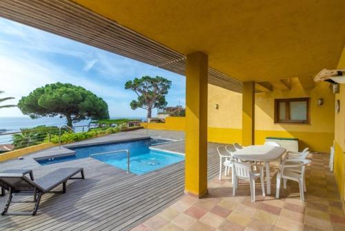 Lloret de Mar Villa Sleeps 7 Pool Air Con Wifi