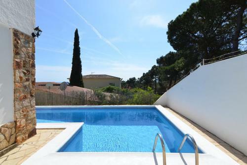 Lloret de Mar Villa Sleeps 6 Pool Wifi