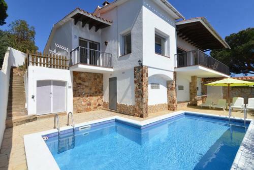 Lloret de Mar Villa Sleeps 6 Pool Wifi
