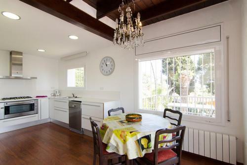 Lloret de Mar Villa Sleeps 6 Pool Wifi