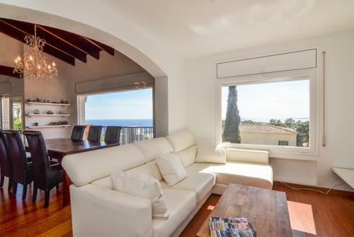 Lloret de Mar Villa Sleeps 6 Pool Wifi