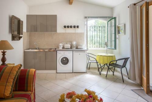 Beaucaire Villa Sleeps 15 Pool Wifi
