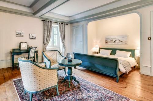 Vescours Chateau Sleeps 20 Pool Wifi