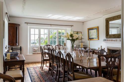 Dursley Chateau Sleeps 19 Wifi