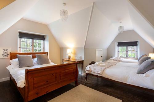 Dursley Chateau Sleeps 19 Wifi