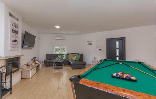 Three-bedroom Holiday Home In Marici