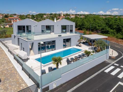 Luxury Villa With Private Pool In Labinci