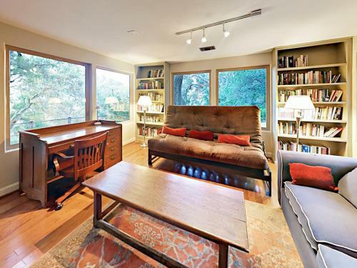 Wooded 1br + Loft, Near Wineries Home