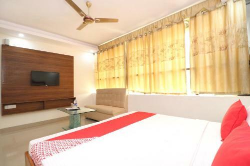 Oyo 16462 Hotel Fb