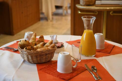 Hotel Lyon Est Logis De France
