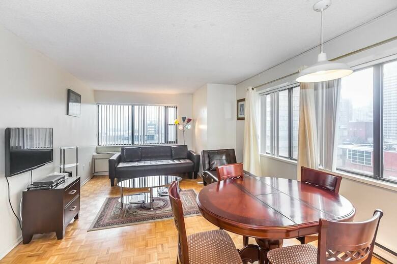 Spacious 1 Br Apartment Of Downtown Toronto III