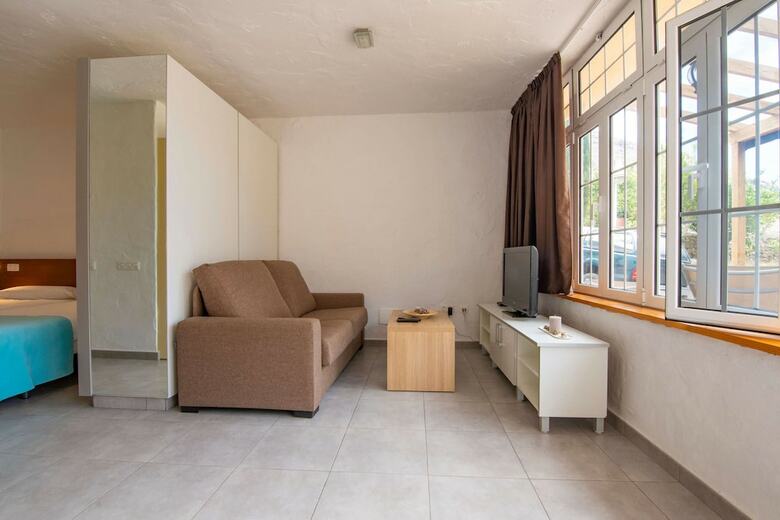 Casa de Vacaciones Con Piscina Compartida En Mog�n I