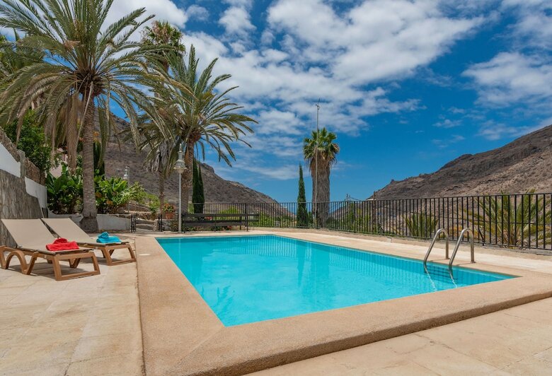 Casa de Vacaciones Con Piscina Compartida En Mog�n IV