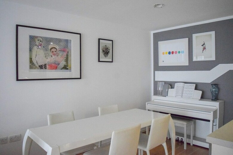 Modern 2bd Apartment With Balcony On A Canal