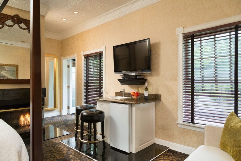 Hotel Chateau Inn And Suites