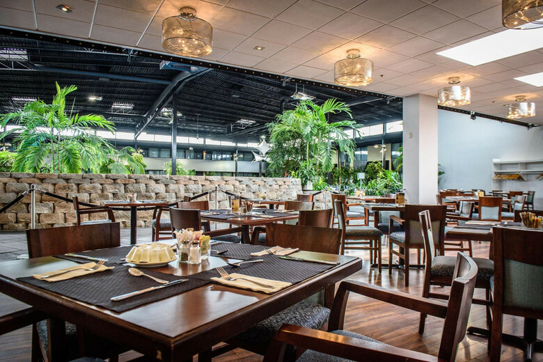 Hotel Holiday Inn Montreal Airport