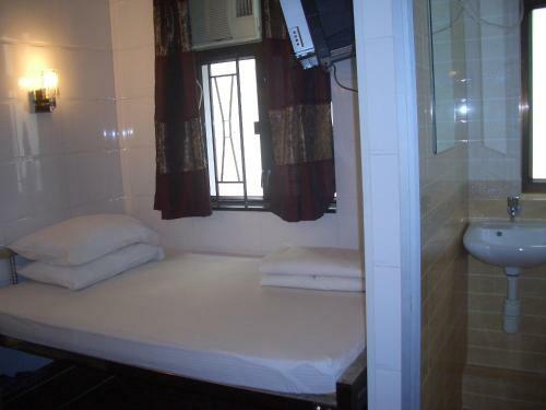 Hostal Maple Leaf Guest House