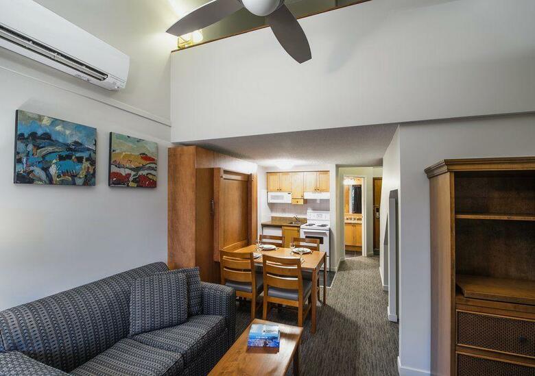 Hotel Whistler Village Inn & Suites