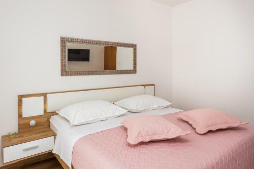 Cozy Apartment Roso With A Pool And A Sea View