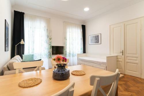 Mimi Carera Apartment & Room