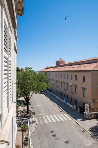 Apartamentos House Delmarco