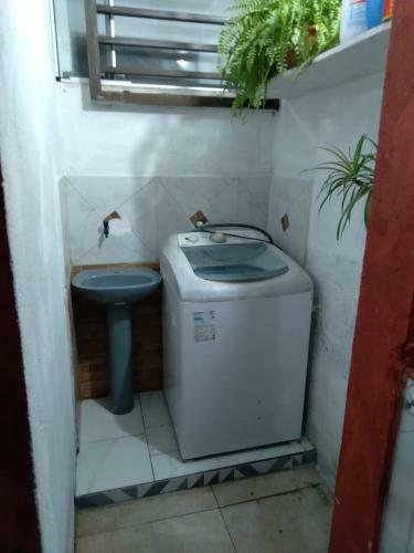 Bela Casa Localizada A 100 Metros Da Praia E Rio.