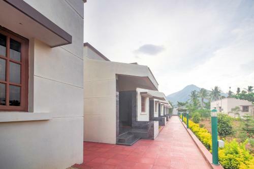 Hotel Oyo 48373 Sri Darshanam Homes