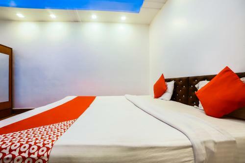 Bed & Breakfast Vaccinated Staff- Oyo Flagship 70121 Savera Inn
