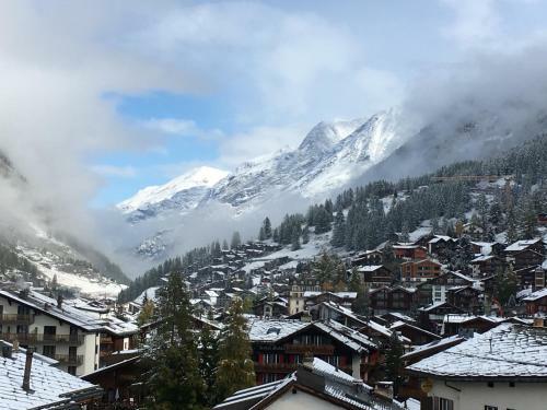 Chalet-style Apartment With Matterhorn View