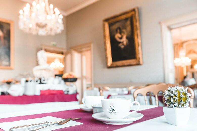 Hotel Grand De La Reine