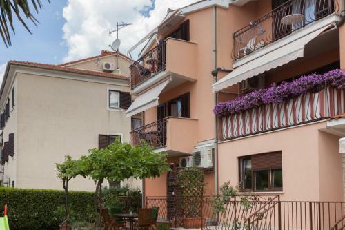Hostal Apartments Alice