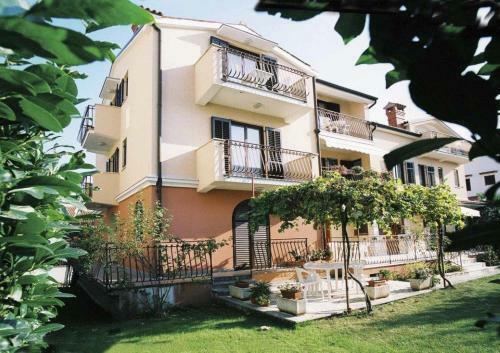 Hostal Apartments Alice