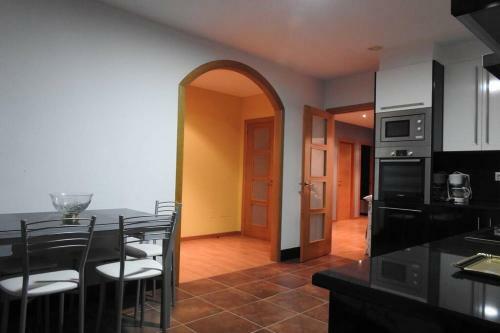 Apartamento de 4 Dormitorios En Camari�as