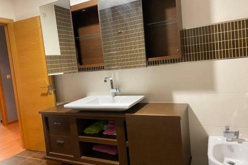Apartamento de 4 Dormitorios En Camari�as