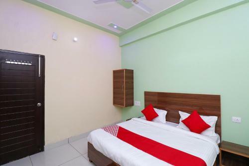 Oyo 29006 Hotel Almond Leaf