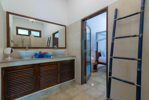 Villa Agus Mas - Serene & Calm Beachfront Villa!