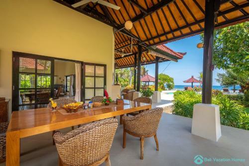 Villa Namast� - Beachfront At Lovina 10p, Pool, Bbq
