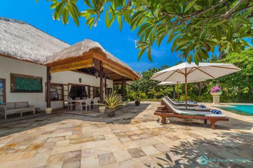 Villa Segara Murti - Stylish Beachfront Villa!
